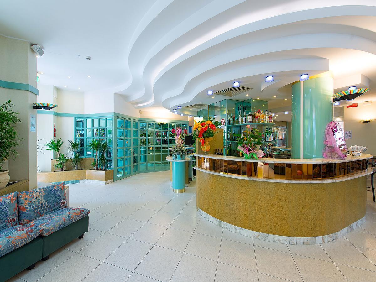 Hotel Ariane - Beachfront, Breakfast Xxl & Sea View Rímini Exterior foto
